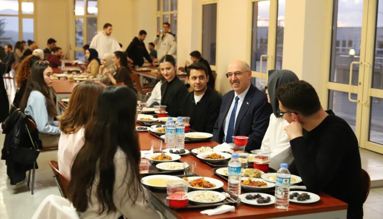 DEÜ öğrenci yemekhanesi iftar programı (1)