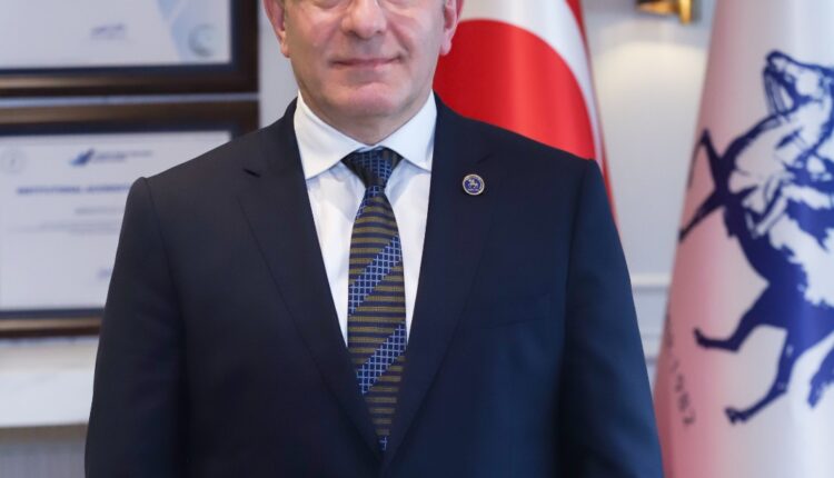 2. DEÜ Rektörü Prof. Dr. Bayram Yılmaz_makam odasından