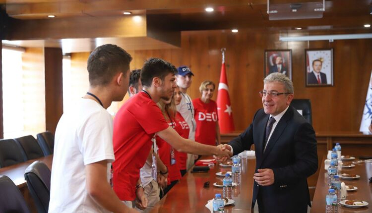 Öğrenciler Rektörlük binasında (2)