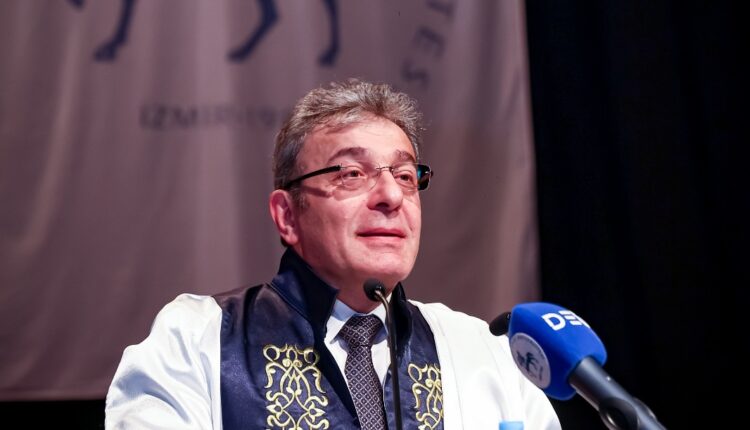 Rektör Yılmaz (dik)